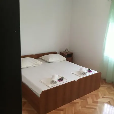 Viktoria * Podstrana